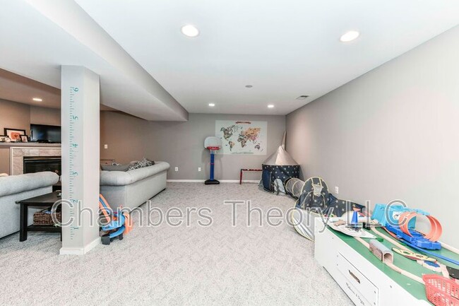 Building Photo - 6866 Melrose Dr