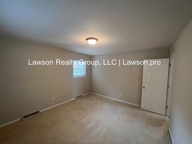 Building Photo - Beautiful Cave Spring Split Level with Bac...