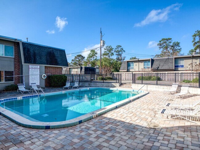 Building Photo - Just Reduced!! Attn: Doctors, Nurses and Interns - Walk To Shands!