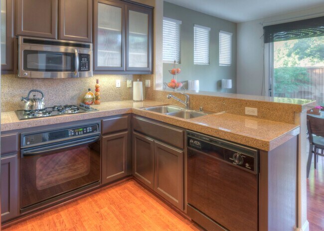 Building Photo - A must see beautiful 3 bedrooms 2.5 bathrooms single family home