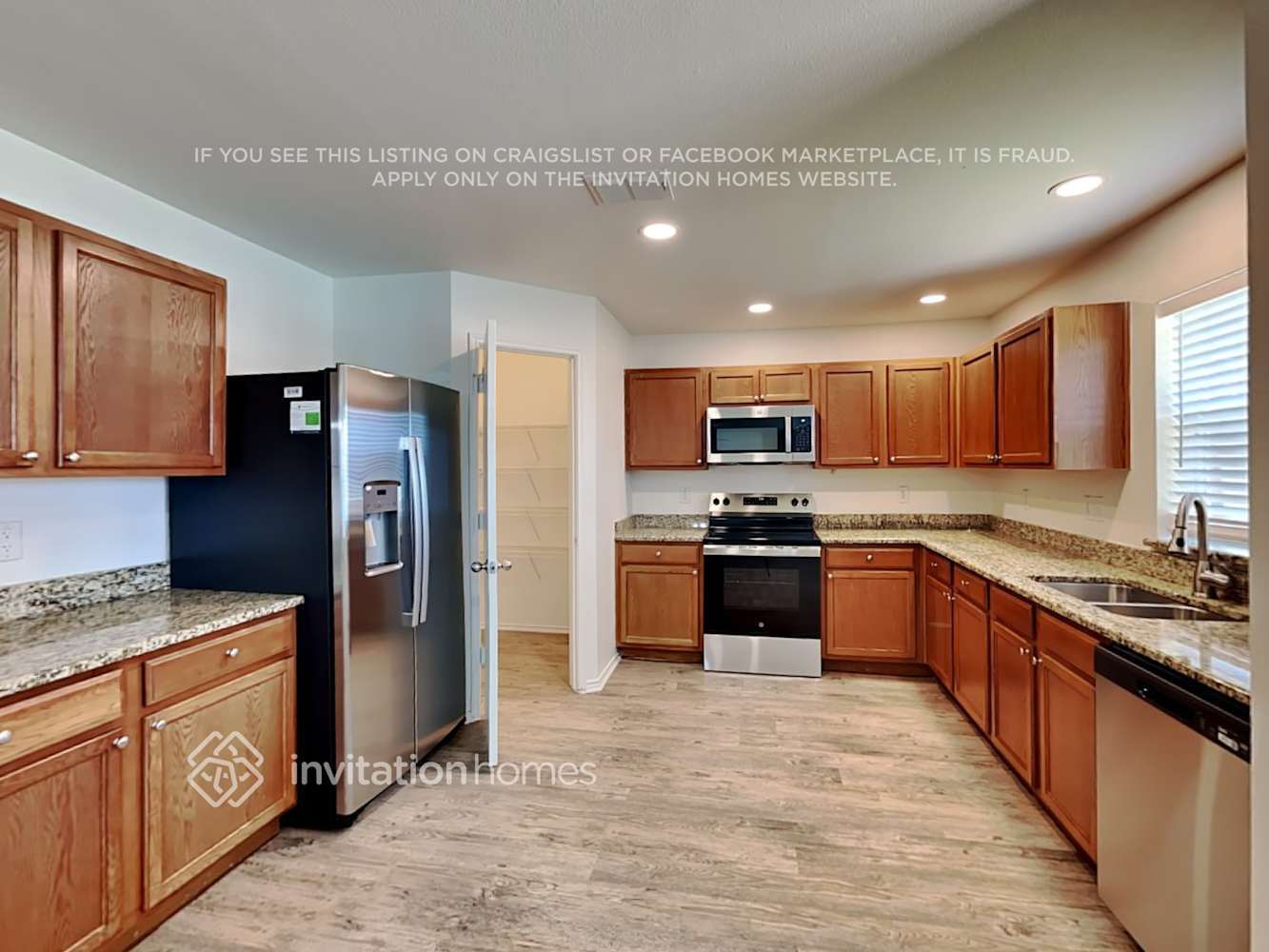 Building Photo - 802 Lazy Bayou Dr