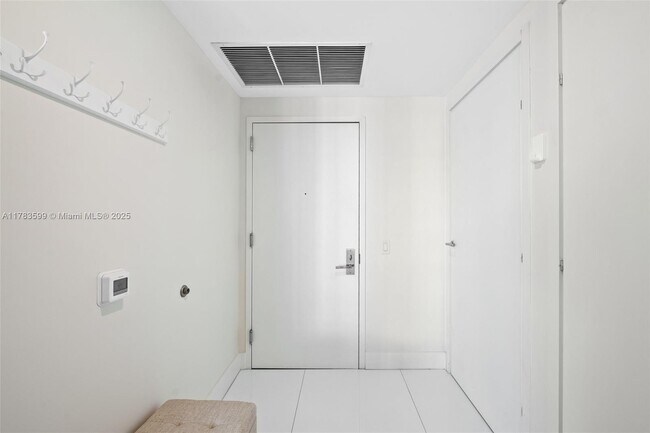 Building Photo - 1300 Brickell Bay Dr