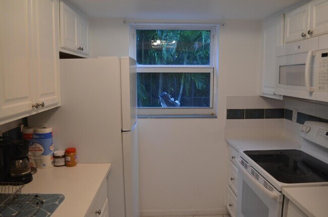 Building Photo - 658 NE 6th Ct
