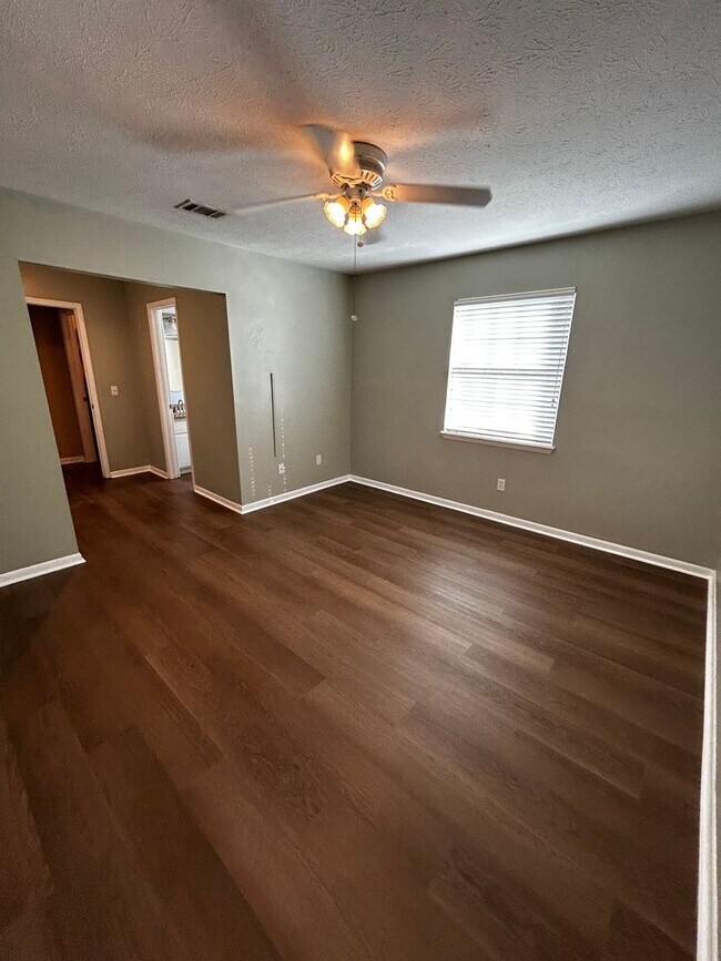 Building Photo - 1005 11th Ct