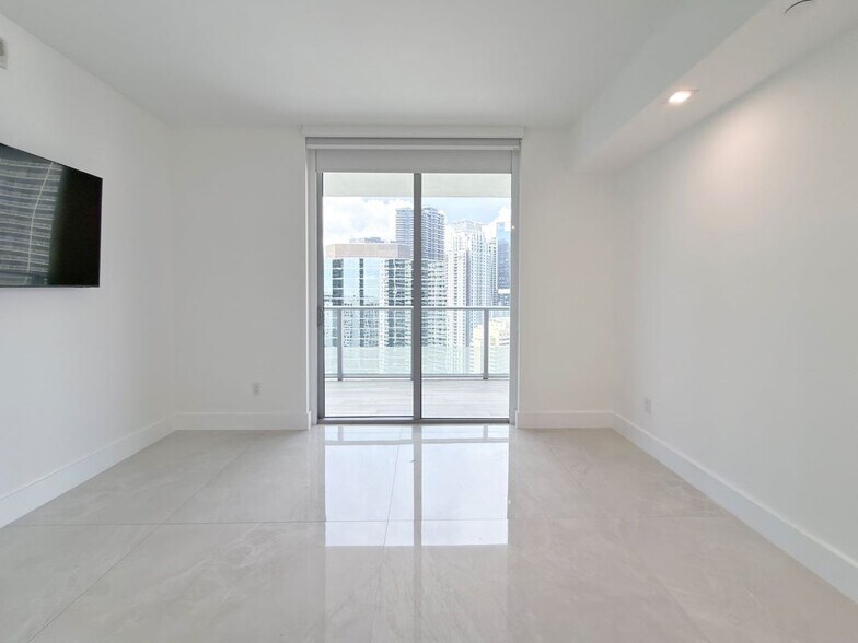 Building Photo - 1300 Brickell Bay Dr