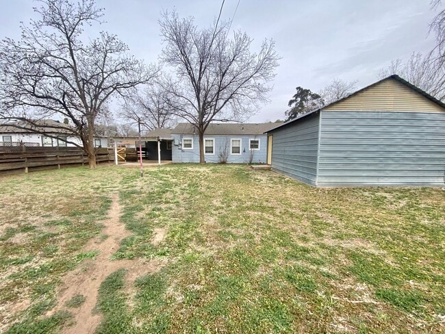 Building Photo - Pre-leasing now - 3 bed /2 bath - available 6/10/2026