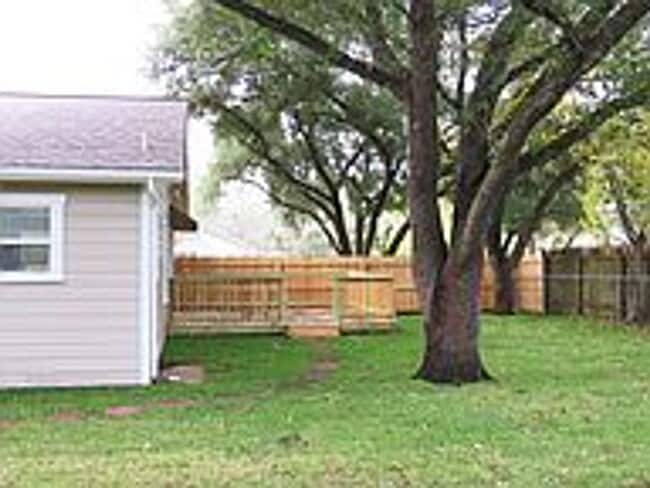 Building Photo - AUG 2026 MOVE IN! UPDATED 2/2 HOUSE IN BRYAN