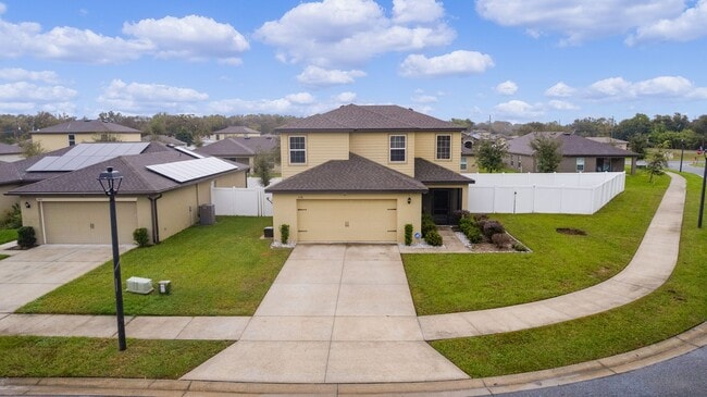 Building Photo - FULLY FENCED BACK YARD!