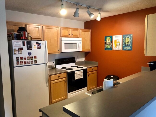 Building Photo - Roommate Matching Available in Harts Cove!