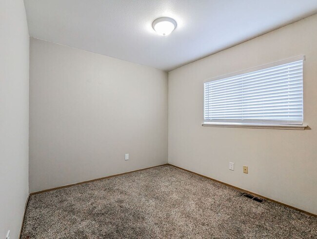 Building Photo - Move in Ready 3bd/2.5bth Townhome in great central location!