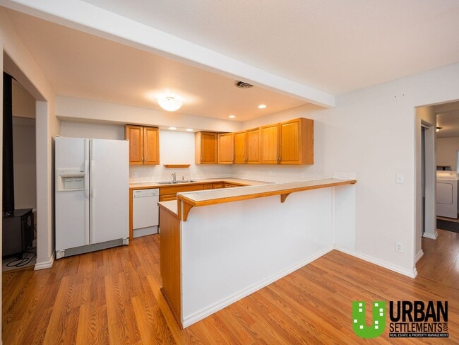 Building Photo - Midtown Coeur d’Alene Gem – Vaulted Ceilings, Large Yard & Prime Location!