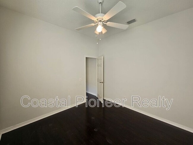 Building Photo - 10441 Greendale Dr