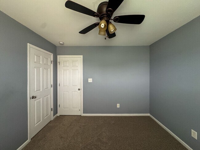 Building Photo - Spacious 3 Bed 2.5 Bath Home with Fenced Backyard