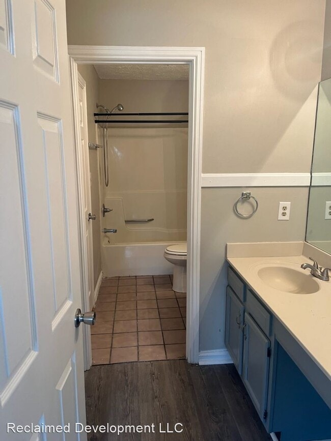Building Photo - 2 br, 1.5 bath House - 408 Bainbridge Cour...