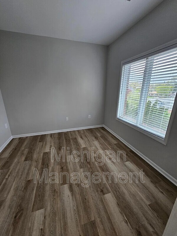 Building Photo - 2737 E Maple Rd
