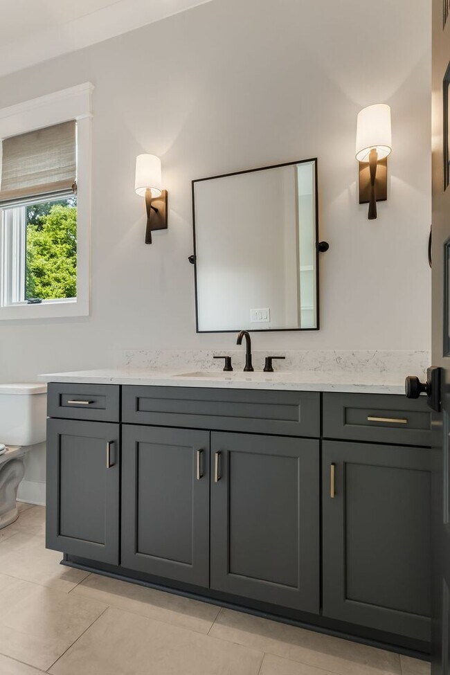 Building Photo - BEAUTIFUL CUSTOM BUILT HOME. 12 SOUTH ACRO...