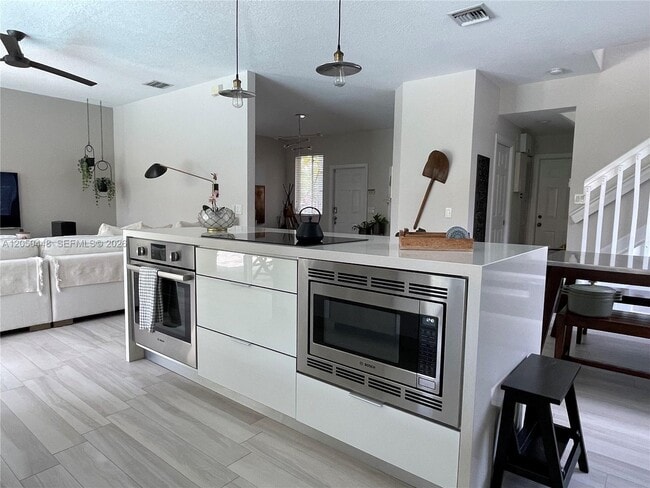 Building Photo - 485 Silver Palm Way