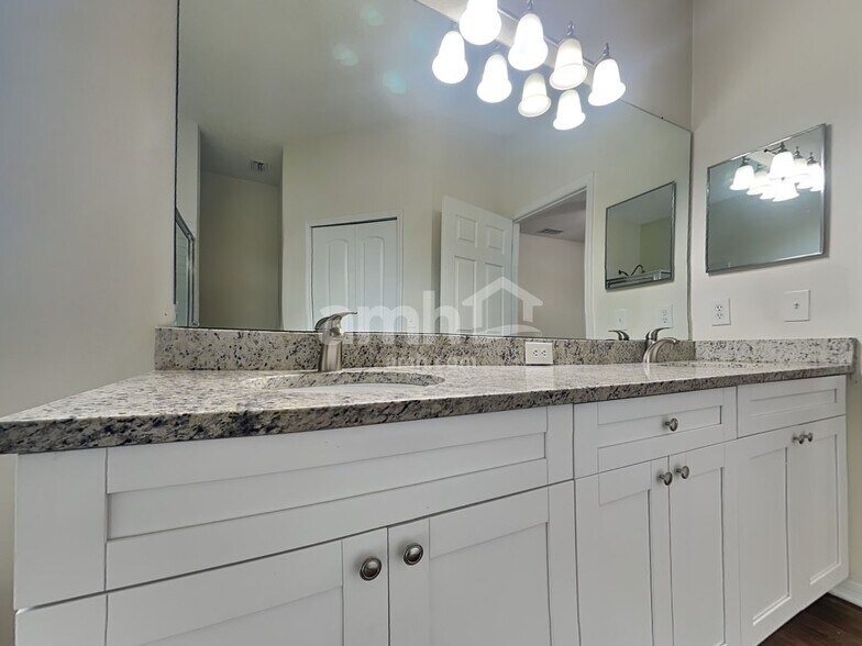 Building Photo - 18212 Hollyhills Way