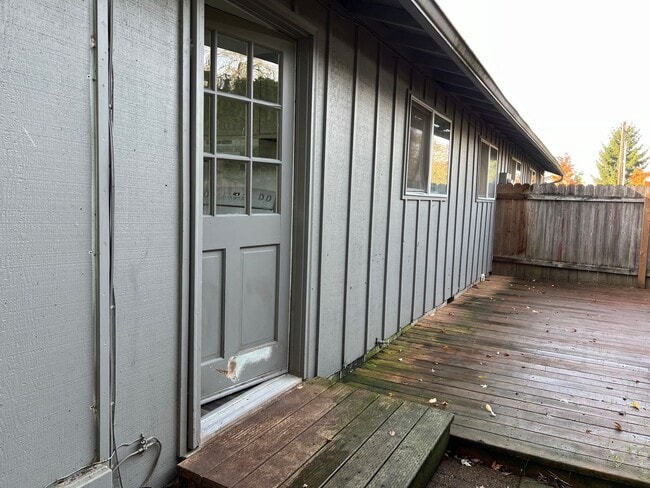 Building Photo - 2 bedroom 1 bath duplex with a garage!