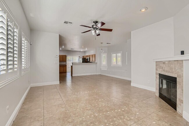 Building Photo - 5 Bedroom in Silverado Ranch!