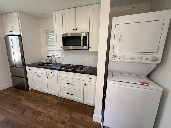 Building Photo - Newly Renovated Studio For Rent!