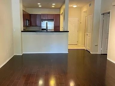 Building Photo - 6400 Crescent Prk E