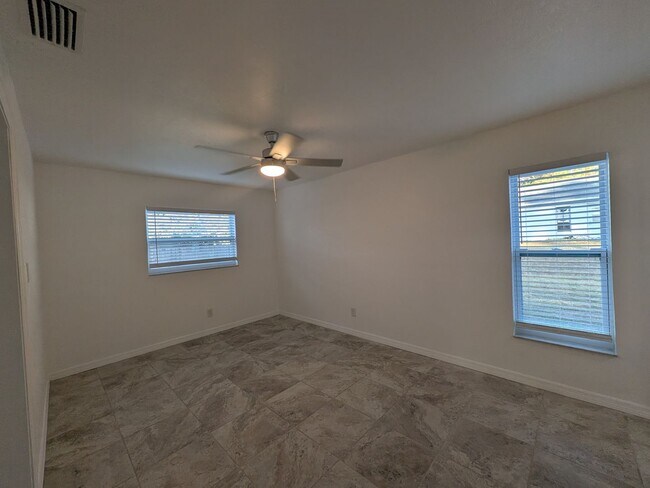Building Photo - Updated 2/2 Duplex in Crystal River