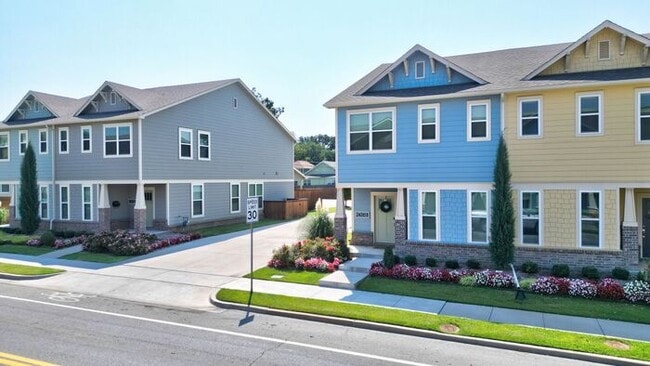 Building Photo - Luxury 4BR Townhome + Office | Near Downto...