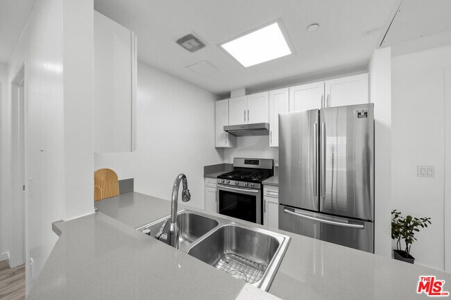 Building Photo - 1229 S Kingsley Dr