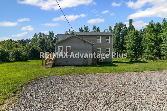 Building Photo - Picturesque 3-Bedroom Home with Cathedral ...