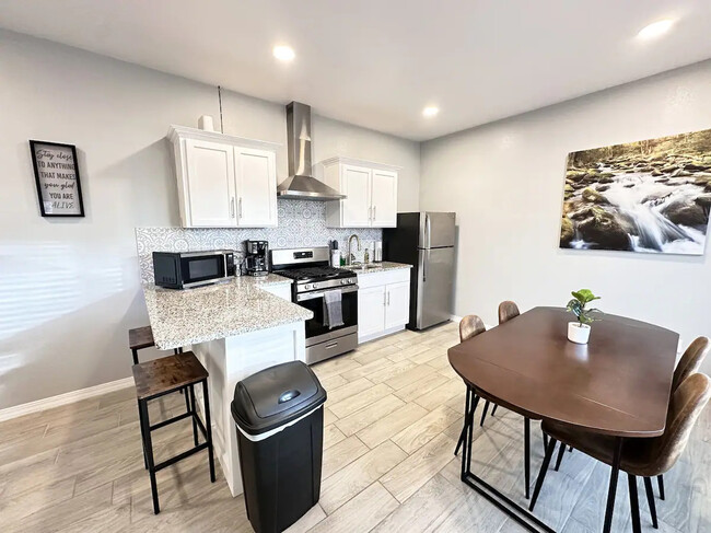 Full Kitchen with Dining Table - 1111 N Stevens St