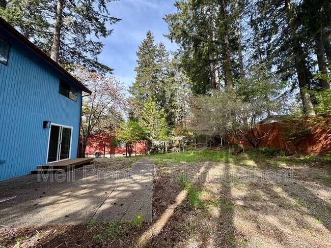 Building Photo - 526 Holly Ln