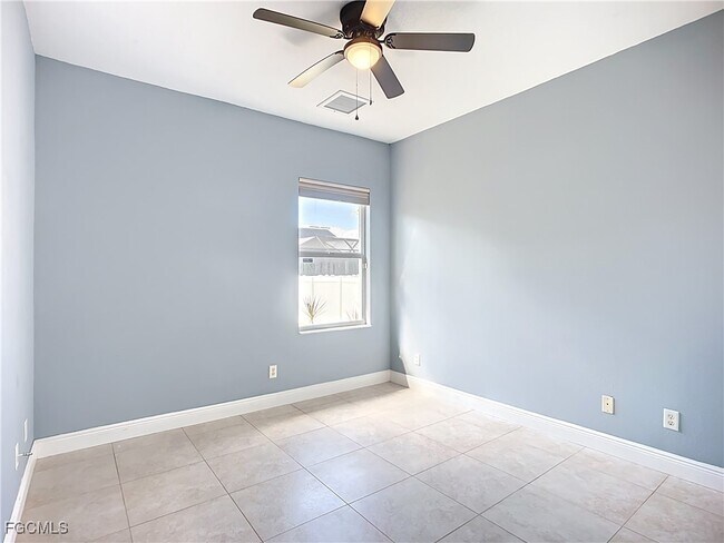 Building Photo - 4930 SW 25th Ct