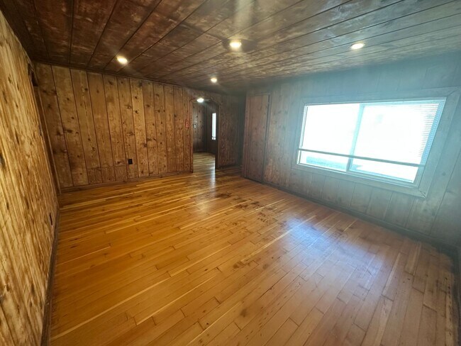 Building Photo - Large 2 bedroom home on dead end street