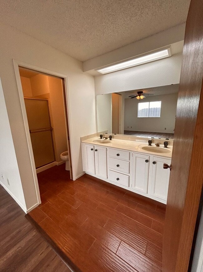 Building Photo - Cute home for rent in Visalia!