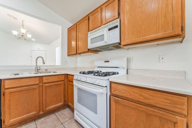 Building Photo - Charming Single-Story Living with Spacious Comfort!