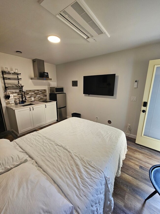 Building Photo - Fully Furnished Studio New in Silverdale W...
