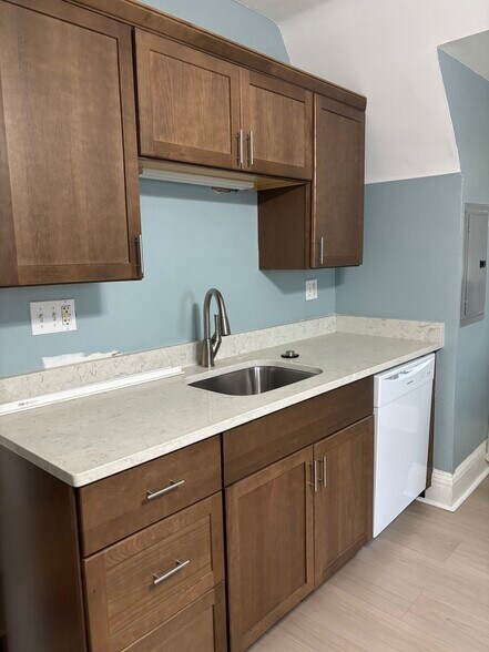 Quartz coutertop - 417 S Winebiddle St