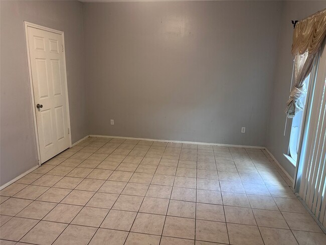 Building Photo - 11136 Village Bend Ln