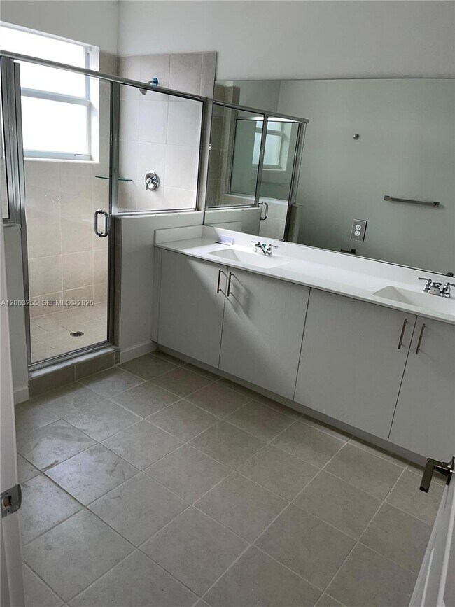 Building Photo - 2679 SE 25th Ter