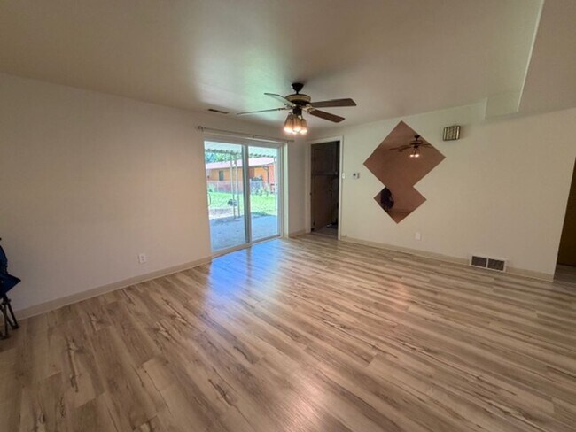 Building Photo - Well-Maintained Split-Level Home in Webster Groves, MO — Spacious & Family-Friendly