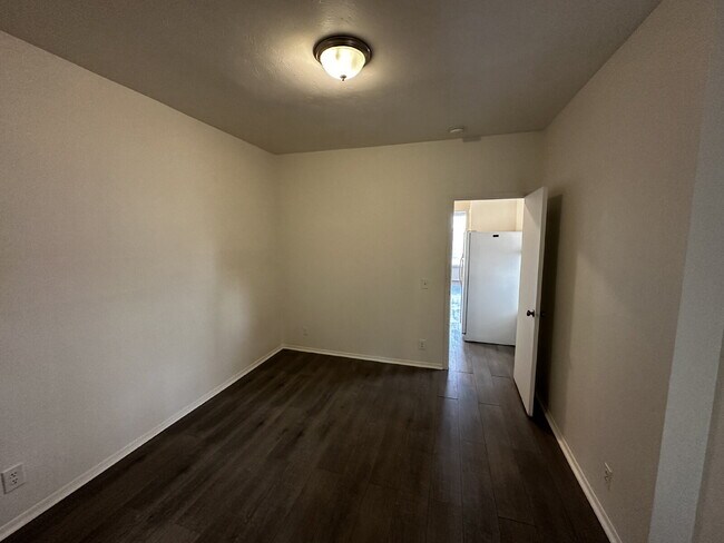 Building Photo - "Charming 1-Bedroom Retreat in Denver's Heart - Perfect Blend of Comfort & Convenience!