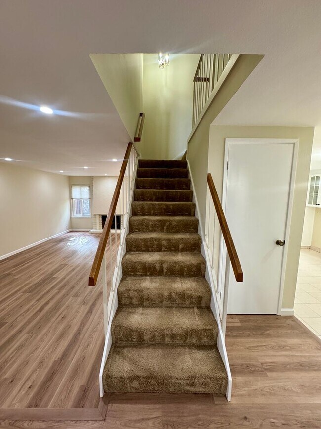 Building Photo - Nice Two-Story Unit with Attached Garage a...