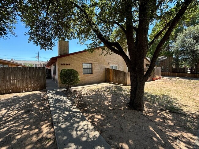 Building Photo - 2 bed 2 bath townhome