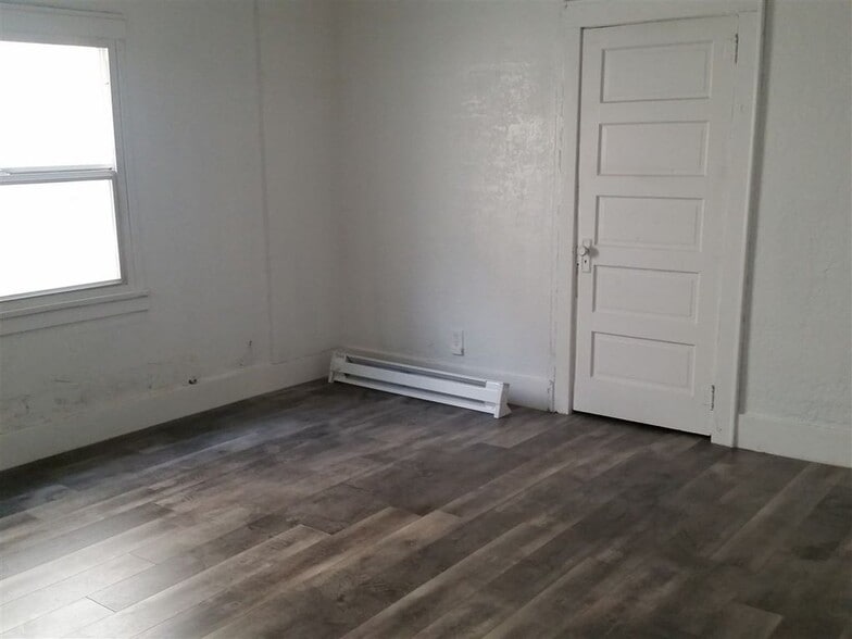 Bedroom - 558 N Grant Ave