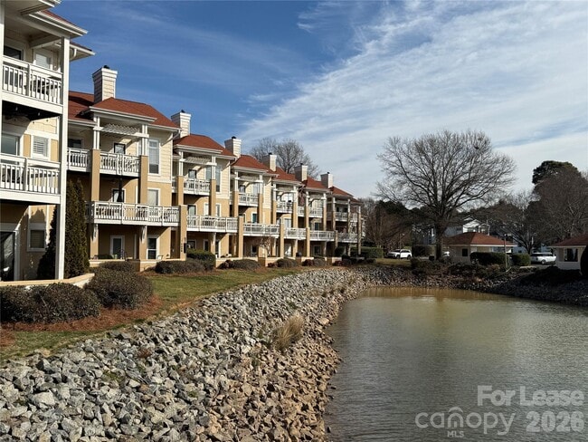 Building Photo - 18009 Kings Point Dr