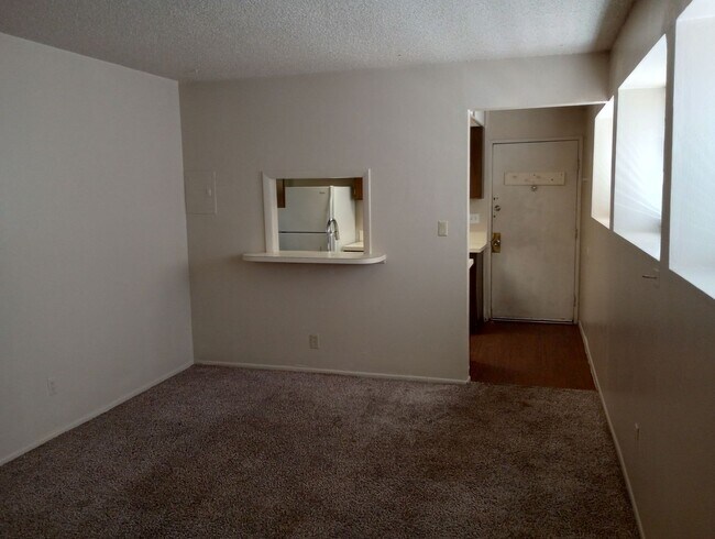 Building Photo - Studio and Bath, 600 sqft with walk in clo...