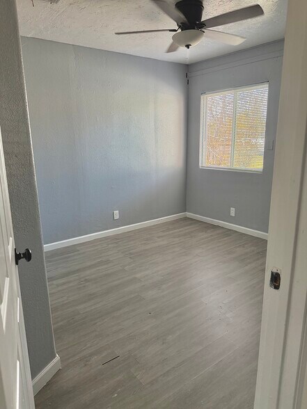 Building Photo - 2615 W Morten Ave