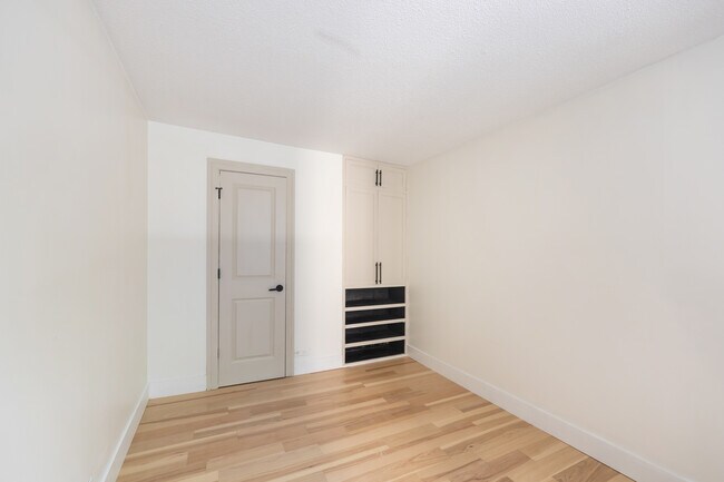 Building Photo - 1339 N Dearborn 2B