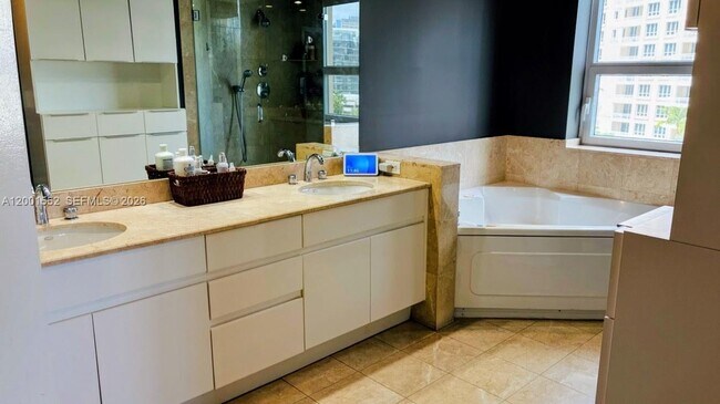 Building Photo - 848 Brickell Key Dr